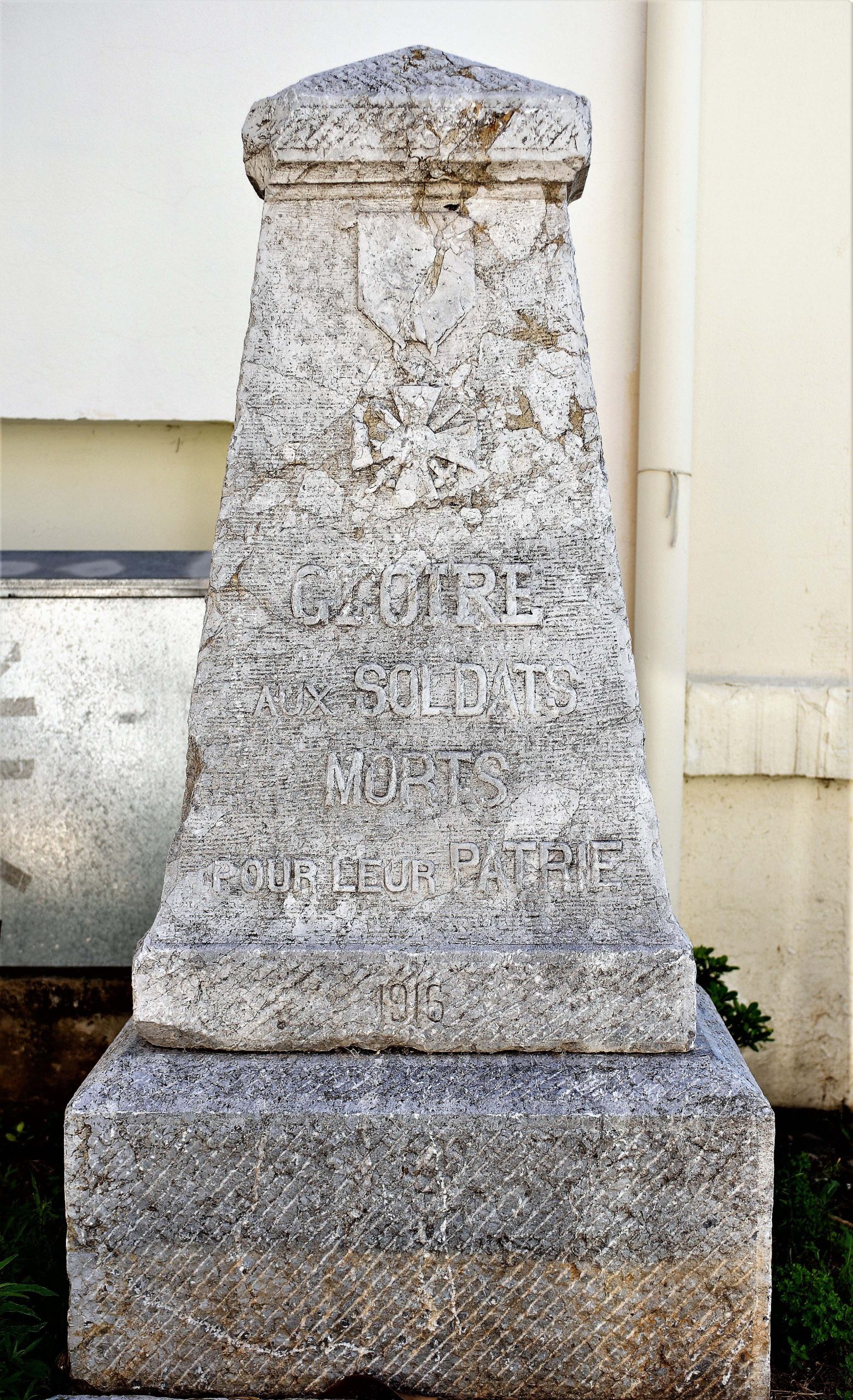 Honorary pilaster in honor of French soldiers